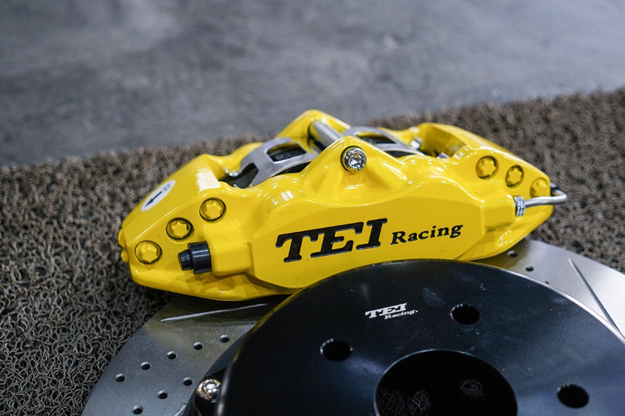 汽车刹车改装案例 丰田锐志改装TEI Racing P系列街道版性能刹车卡钳套件
