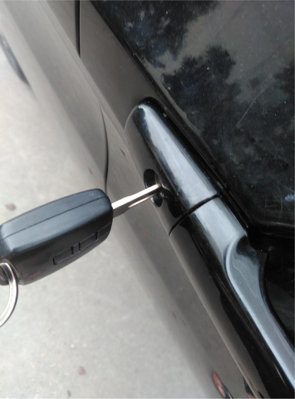 车钥匙反锁车内怎么办？